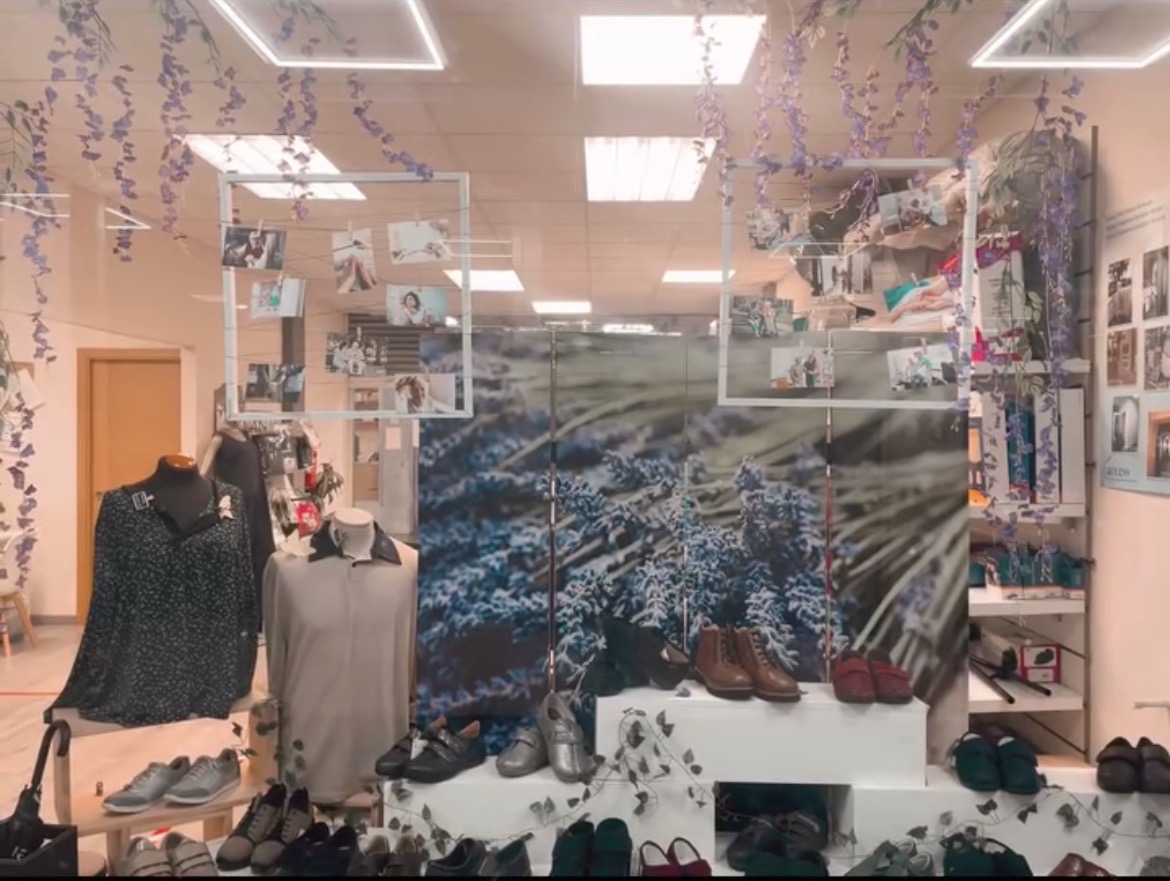Interior del local con calzado cómodo, ropa y expositores decorados
